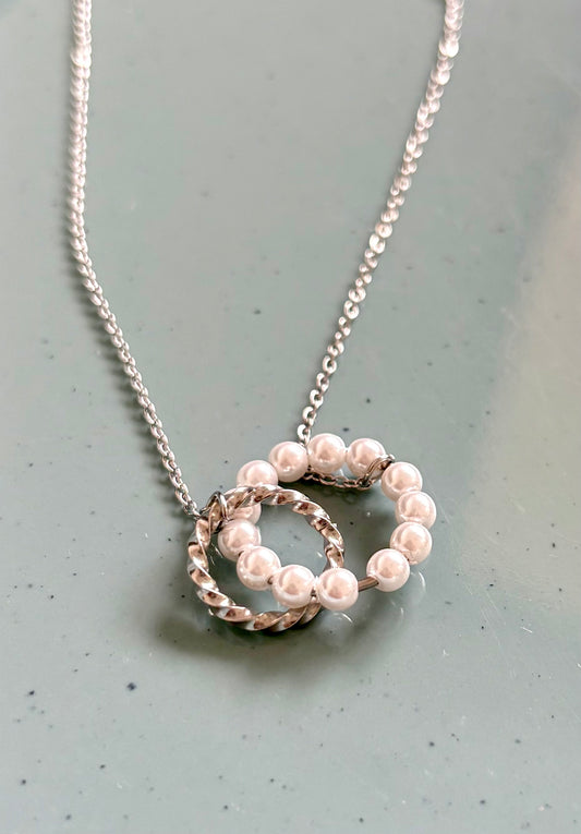 Silver Interlocking Pearl Circle Necklace