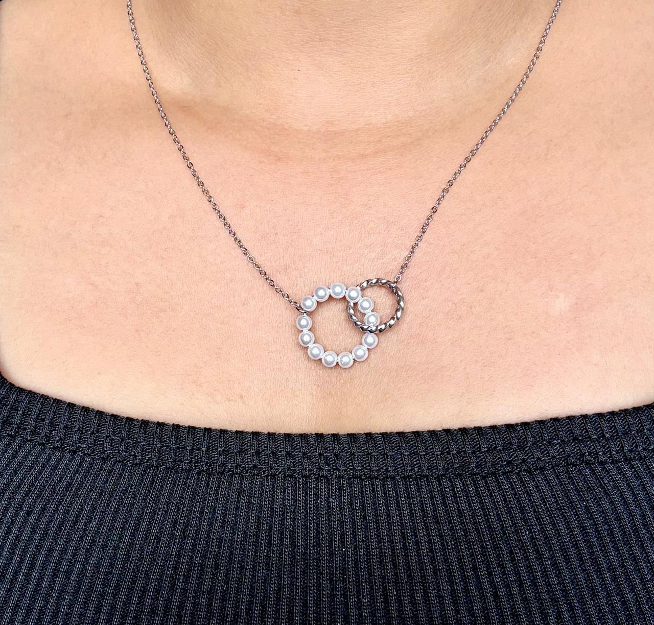 Silver Interlocking Pearl Circle Necklace