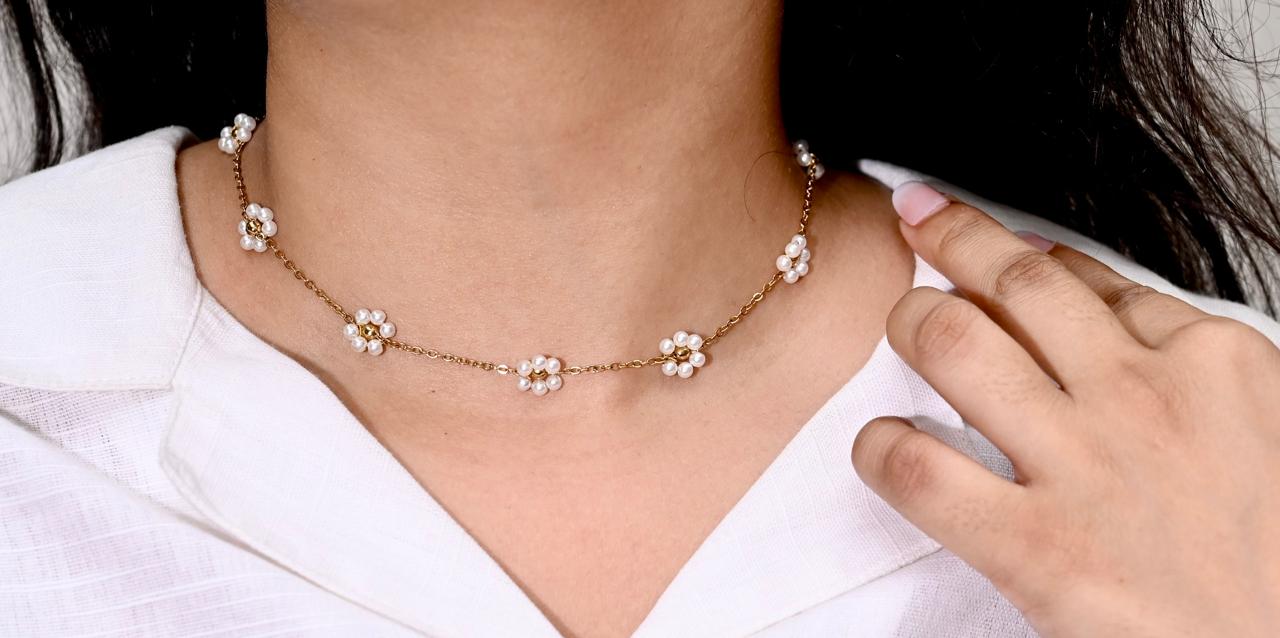 Dainty Gold & White Daisy Flower Beaded Choker Necklace